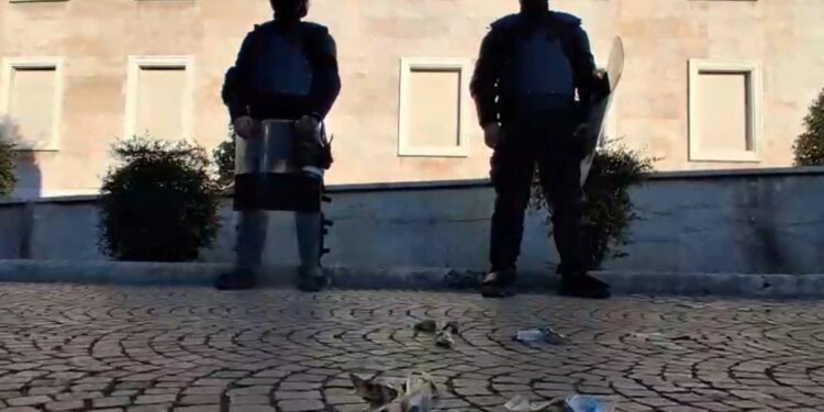 Protestuesit ironizojnë deklaratën e Ramës dhe hedhin dollarë fals drejt policëve përpara Kryeministrisë