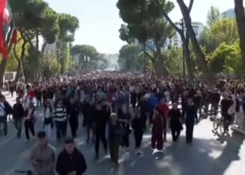 Protestuesit largohen nga Kryeministria dhe nisin marshimin drejt Ministrisë së Arsimit