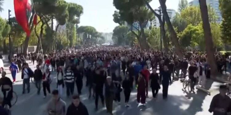 Protestuesit largohen nga Kryeministria dhe nisin marshimin drejt Ministrisë së Arsimit