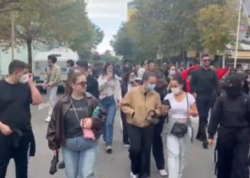 Protestuesit largohen nga Kuvendi dhe marshojnë drejt godinës së Kryeministrisë