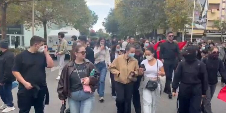 Protestuesit largohen nga Kuvendi dhe marshojnë drejt godinës së Kryeministrisë