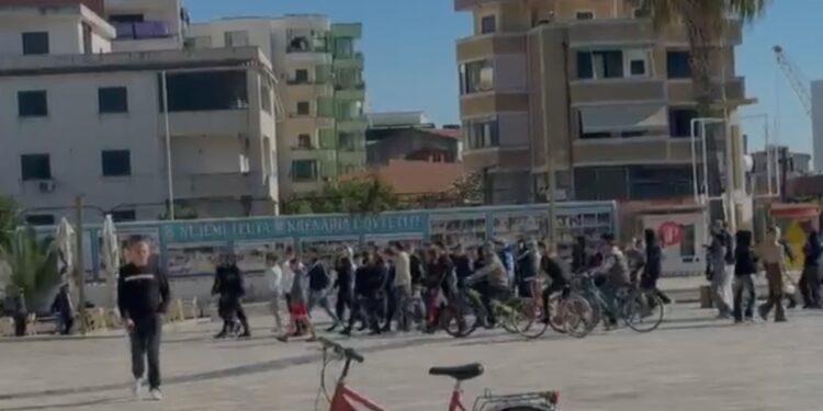 Protestuesit në Durrës rikthehen në lëvizje dhe hedhin kapsolla në qendër të qytetit