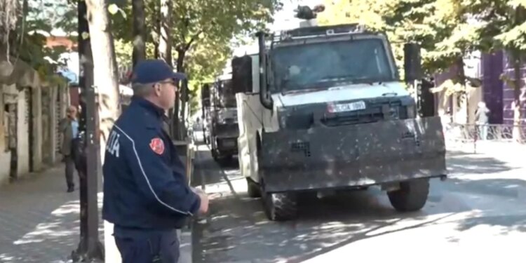 Protestuesit nisin marshimin drejt Ministrisë së Arsimit, policia rreshtohet para godinës, autobotet bëhen gati
