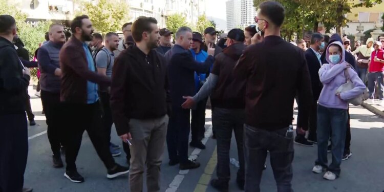 Protestuesit para Ministrisë së Arsimit kërkojnë që deputetët e PD-së të largohen