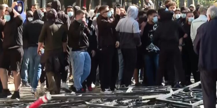 Protestuesit përballë Ministrisë së Arsimit shkulën kangjellat dhe tabelat e qarkullimit, të rishikohen politikat