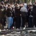 Protestuesit përballë Ministrisë së Arsimit shkulën kangjellat dhe tabelat e qarkullimit, të rishikohen politikat