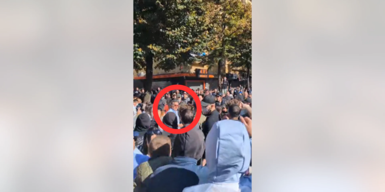 Protestuesit përzënë Edi Palokën, hedhin ujë ndaj deputetit të PD-së: Rama në burg, Berisha në burg
