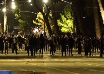 Protestuesit rikthehen në bulevard, nisin me breshërinë e gurëve