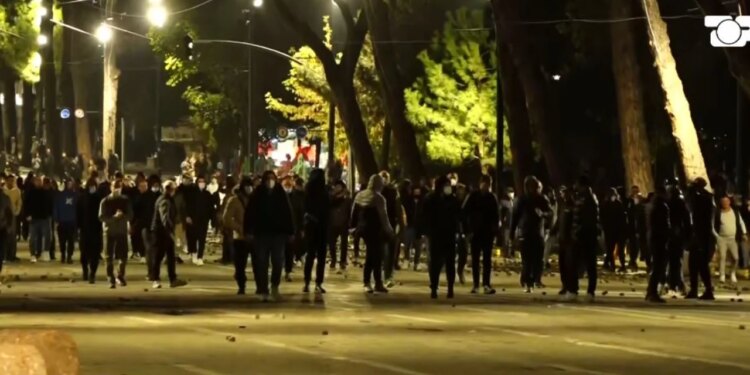 Protestuesit rikthehen në bulevard, nisin me breshërinë e gurëve