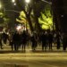 Protestuesit rikthehen në bulevard, nisin me breshërinë e gurëve