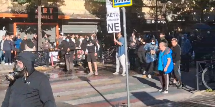 Protestuesit rikthehen pranë Ministrisë së Arsimit; policia përdor ujë me presion dhe gaz lotsjellës, rinisin tensionet