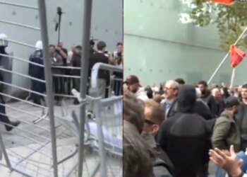 Protestuesit rrëzojnë gardhin metalik pranë Kuvendit dhe përballen me efektivët e FNSH