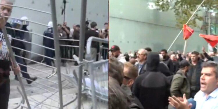 Protestuesit rrëzojnë gardhin metalik pranë Kuvendit dhe përballen me efektivët e FNSH