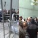 Protestuesit rrëzojnë gardhin metalik pranë Kuvendit dhe përballen me efektivët e FNSH