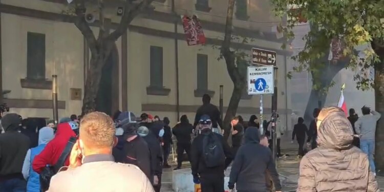 Protestuesit shënjestrojnë edhe Ministrinë e Brendshme, tentojnë të hyjnë brenda institucionit dhe përballen me policinë