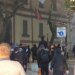 Protestuesit shënjestrojnë edhe Ministrinë e Brendshme, tentojnë të hyjnë brenda institucionit dhe përballen me policinë