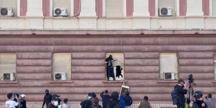 Protestuesit stacionohen në Bulevard, nisin shkatërrimin e dritareve të Kryesisë së Kuvendit dhe tentojnë të hyjnë