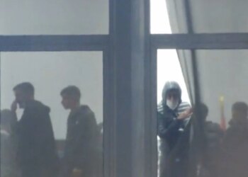 Protestuesit strehohen në selinë e PD-së, policia i pret jashtë derës — Eno Bozdo: Na helmuan me gaz