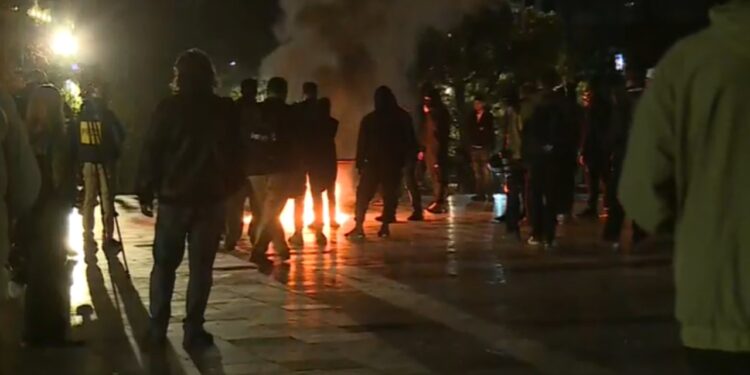 Protestuesit tërhiqen në Sheshin Skënderbej dhe hedhin molotov në lulishtet e qendrës