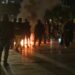 Protestuesit tërhiqen në Sheshin Skënderbej dhe hedhin molotov në lulishtet e qendrës