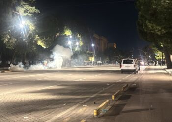 Protestuesit zhvendosen në Parkun Rinia, policia i ndjek hap pas hapi dhe hedh ujë e gaz lotsjellës