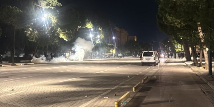 Protestuesit zhvendosen në Parkun Rinia, policia i ndjek hap pas hapi dhe hedh ujë e gaz lotsjellës