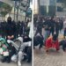 Puthje për të gjithë — protestuesi vjedh vëmendjen para Kryeministrisë, “shpërqendron” efektivët dhe argëton tubuesit