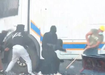 Qendra shndërrohet në shesh lufte, protestuesit sulmojnë autobotët me molotovë
