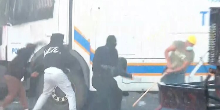 Qendra shndërrohet në shesh lufte, protestuesit sulmojnë autobotët me molotovë