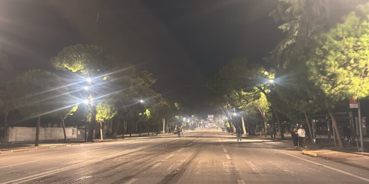 Qetësia rikthehet në bulevard, rrugët e Tiranës boshatisen pas ndërhyrjes së policisë