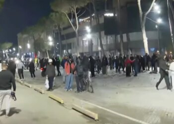 Qetësohet sërish situata, protestuesit grumbullohen përsëri përpara Kryeministrisë