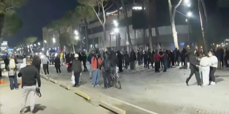 Qetësohet sërish situata, protestuesit grumbullohen përsëri përpara Kryeministrisë