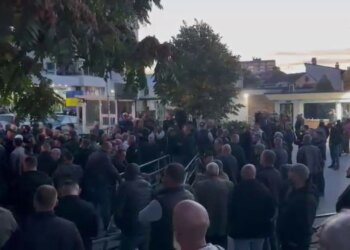 Qytetarët bllokojnë të gjitha hyrjet e Kuvendit në protestë për Dhomat e Specializuara