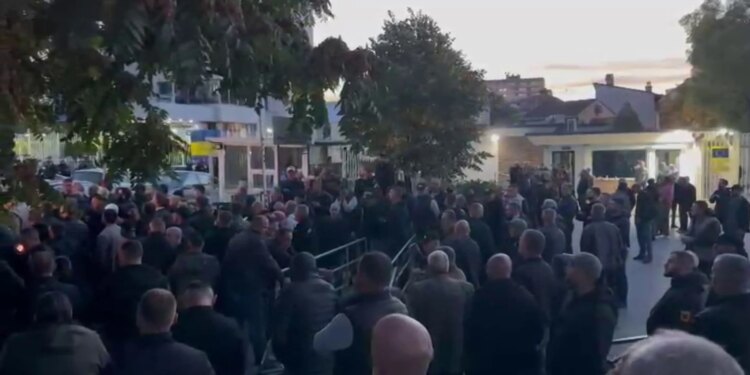 Qytetarët bllokojnë të gjitha hyrjet e Kuvendit në protestë për Dhomat e Specializuara