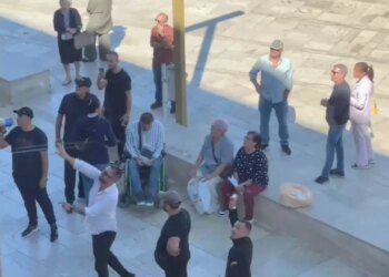 Qytetarët e Durrësit kundërshtojnë projektin TID dhe hedhin vezë ndaj godinës së Bashkisë