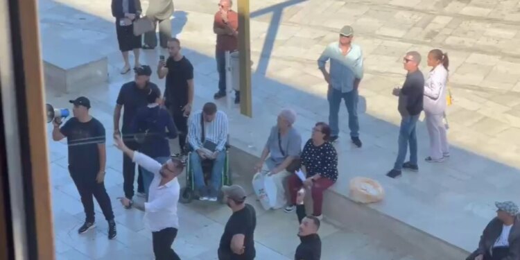Qytetarët e Durrësit kundërshtojnë projektin TID dhe hedhin vezë ndaj godinës së Bashkisë
