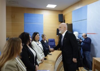 Rama: Po punojmë për ndalimin e rrjeteve sociale për fëmijët nën 16 vjeç; diskutohet ulja e moshës penale
