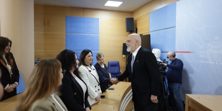 Rama: Po punojmë për ndalimin e rrjeteve sociale për fëmijët nën 16 vjeç; diskutohet ulja e moshës penale