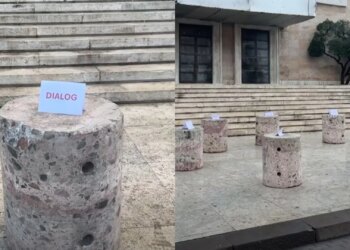 Rama nuk heq dorë nga thirrja për dialog dhe vendos stola betoni pas shkatërrimit të karrigeve (VIDEO)