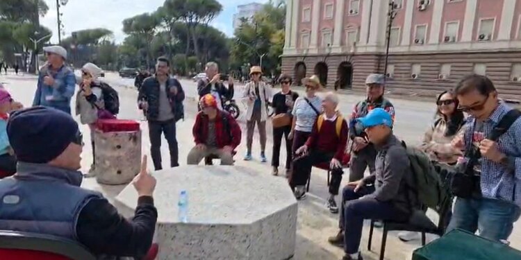 Rama nxori sërish karrige e tryezë për dialog me protestuesit, turistët nuk lënë bosh, ulen dhe fotografojnë njëri-tjetrin