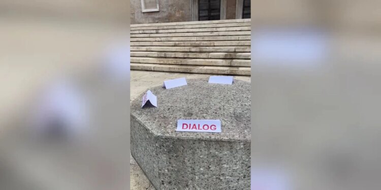 Rama përsërit ftesën për dialog me studentët, vendos tavolinë guri para Kryeministrisë pas karrigeve të djegura nga protestuesit