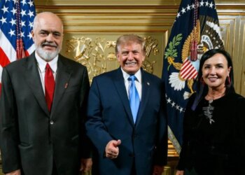 Rama publikon foton me presidentin amerikan Donald Trump dhe ironizon duke thënë: Dyshon se është AI