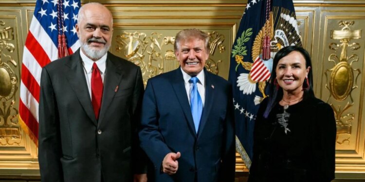 Rama publikon foton me presidentin amerikan Donald Trump dhe ironizon duke thënë: Dyshon se është AI