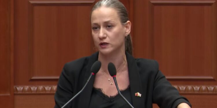Reagon ministrja Ismaili ndaj protestës së dhunshme në Tiranë: Jo mbi kurrizin e të rinjve dhe Shqipërisë europiane