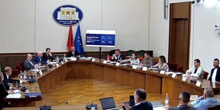 Reforma territoriale krijon debat: Xhelal Mziu akuzon për dosje bosh, banorët e Memaliajt protestojnë kundër bashkimit