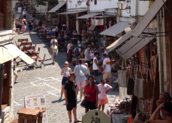 Rënia e euros sjell krizë për bizneset: turistët vijnë, por lokalet dhe hotelet në jug humbasin miliona