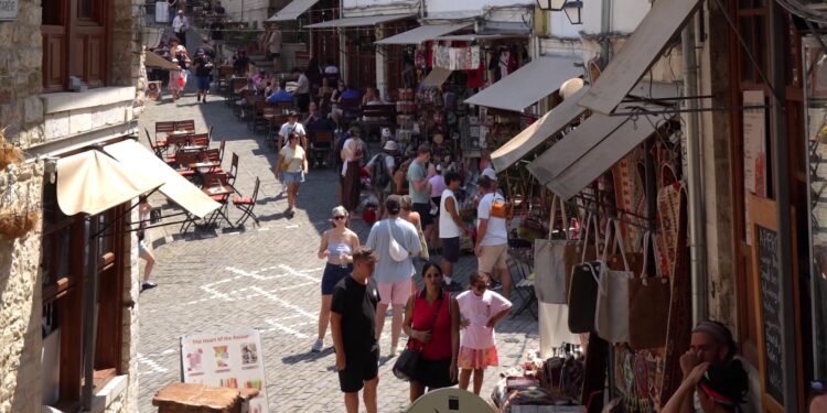 Rënia e euros sjell krizë për bizneset: turistët vijnë, por lokalet dhe hotelet në jug humbasin miliona