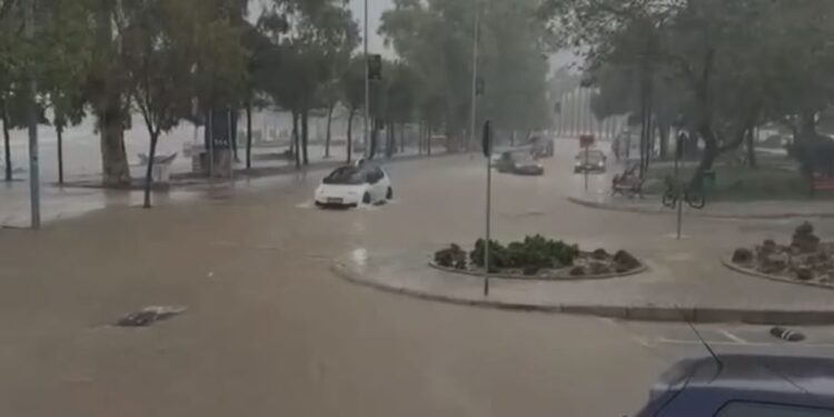 Reshjet e shiut krijojnë probleme në Vlorë: disa rrugë përmbyten dhe trafiku rëndohet