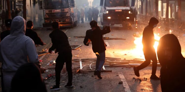 Reuters: Zhvillimet e fundit në Tiranë — Studentët protestojnë për arsimin dhe punësimin, përplasje me policinë