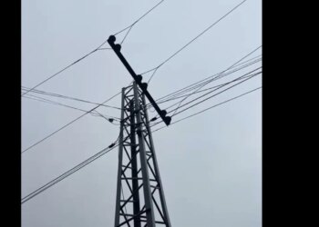 Rrezik për banorët në Lezhë: Këputet linja e tensionit të mesëm dhe bie mbi banesa, kërkohet ndërhyrje urgjente